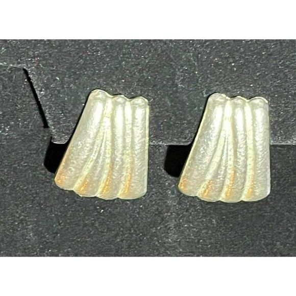 Vintage‎ Textured Clip on Earrings Muted/Brushed Silver Tone Over an Inch Long - Picture 1 of 9